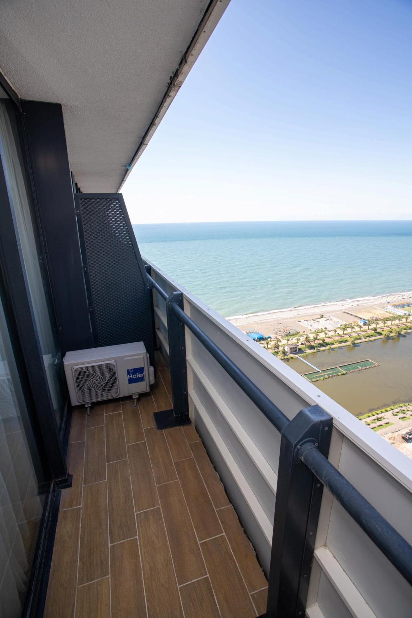 Apartamento Luxsor & Gorgeous Sea Vlews Batumi Exterior foto