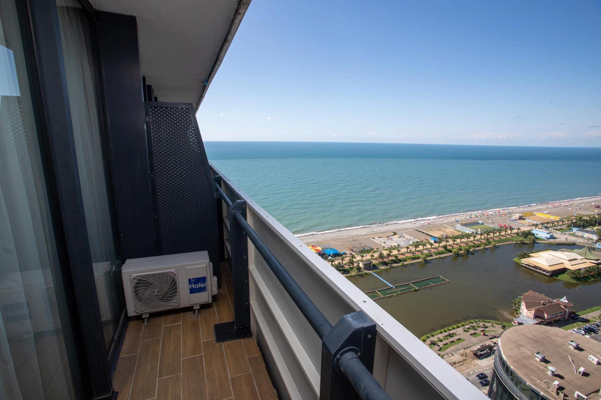 Apartamento Luxsor & Gorgeous Sea Vlews Batumi Exterior foto